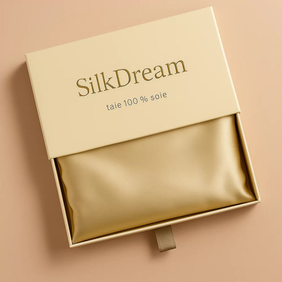 Taie en soie couleur champagne présentée dans un coffret premium SilkDream™ – 100 % soie naturelle