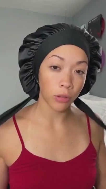 Cliente en train de retirer son bonnet en soie pour montrer ses boucles après 4 nuits, témoignage UGC authentique