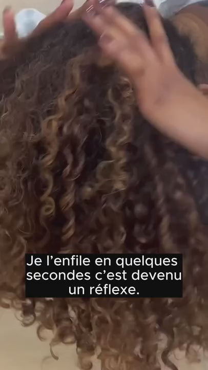 Femme attachant facilement son bonnet en soie SilkDream™ en quelques secondes, démonstration pratique avant le coucher.