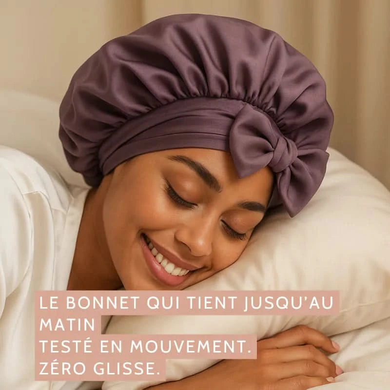 Femme dormant paisiblement avec le bonnet en soie SilkDream™, sans glisse ni déplacement nocturne