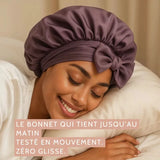 Femme dormant paisiblement avec le bonnet en soie SilkDream™, sans glisse ni déplacement nocturne