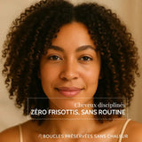 Femme aux cheveux bouclés avec un teint lumineux, zéro frisottis visible — résultat naturel sans chaleur grâce à la taie en soie SilkDream™