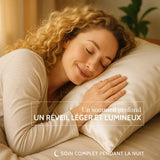 Femme blonde aux cheveux bouclés dormant paisiblement sur une taie d’oreiller en soie claire. Texte visible : “Un sommeil profond – Un réveil léger et lumineux”.